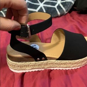 Ankle strapped mini wedge sandals 🖤